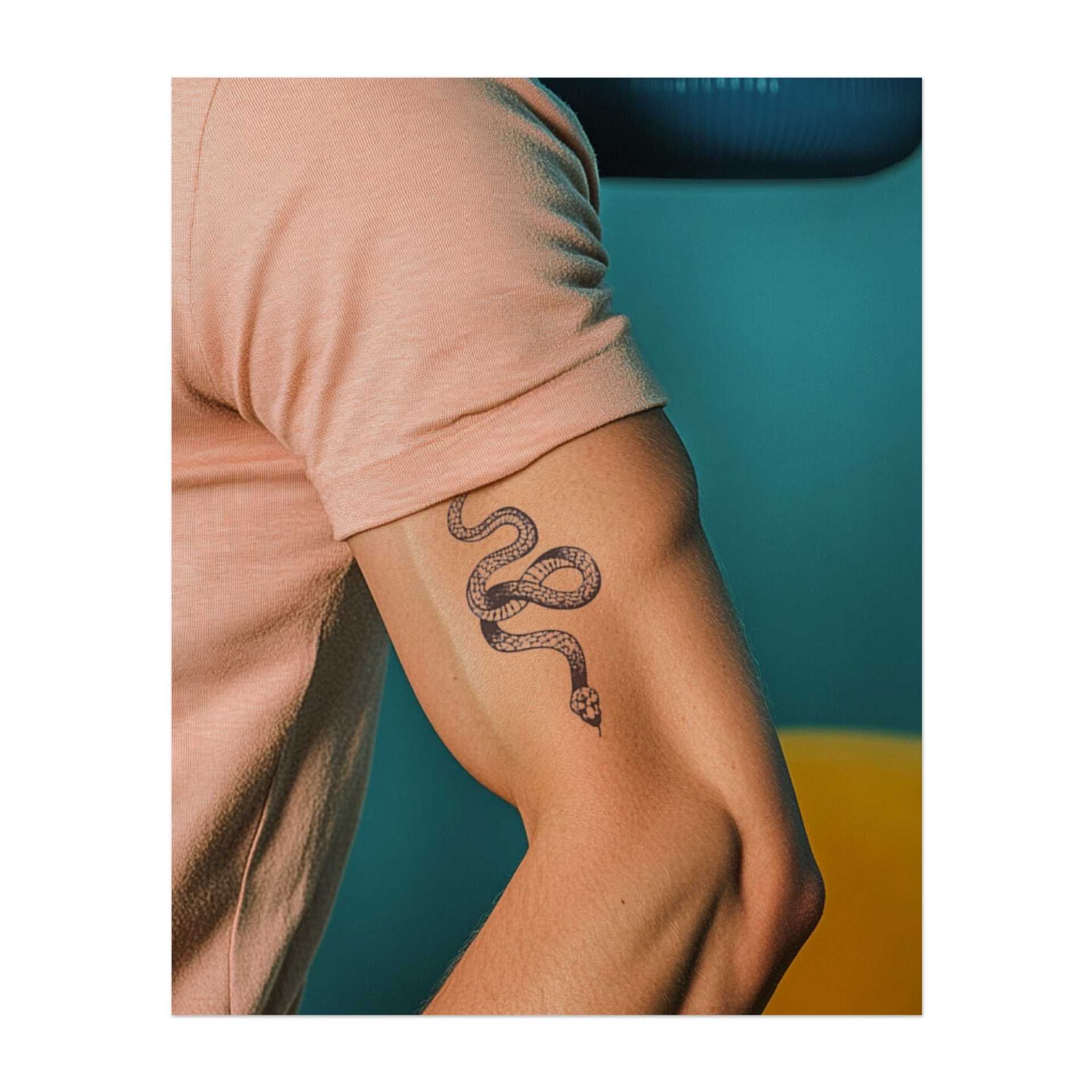 Eine gewundene Schlange mit detaillierten Schuppen und erhobenem Kopf, die Gefahr, Transformation und Weisheit symbolisiert. Dieses Tattoo fängt die Anmut und Kraft der Schlange ein und vereint Eleganz mit Stärke.