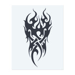 Dieses Tattoo zeigt wilde Flammen, die nach oben wirbeln, gemischt mit scharfen Linien im Tribal-Stil. Es sieht aus wie ein Feuersturm, voller Energie und Bewegung.