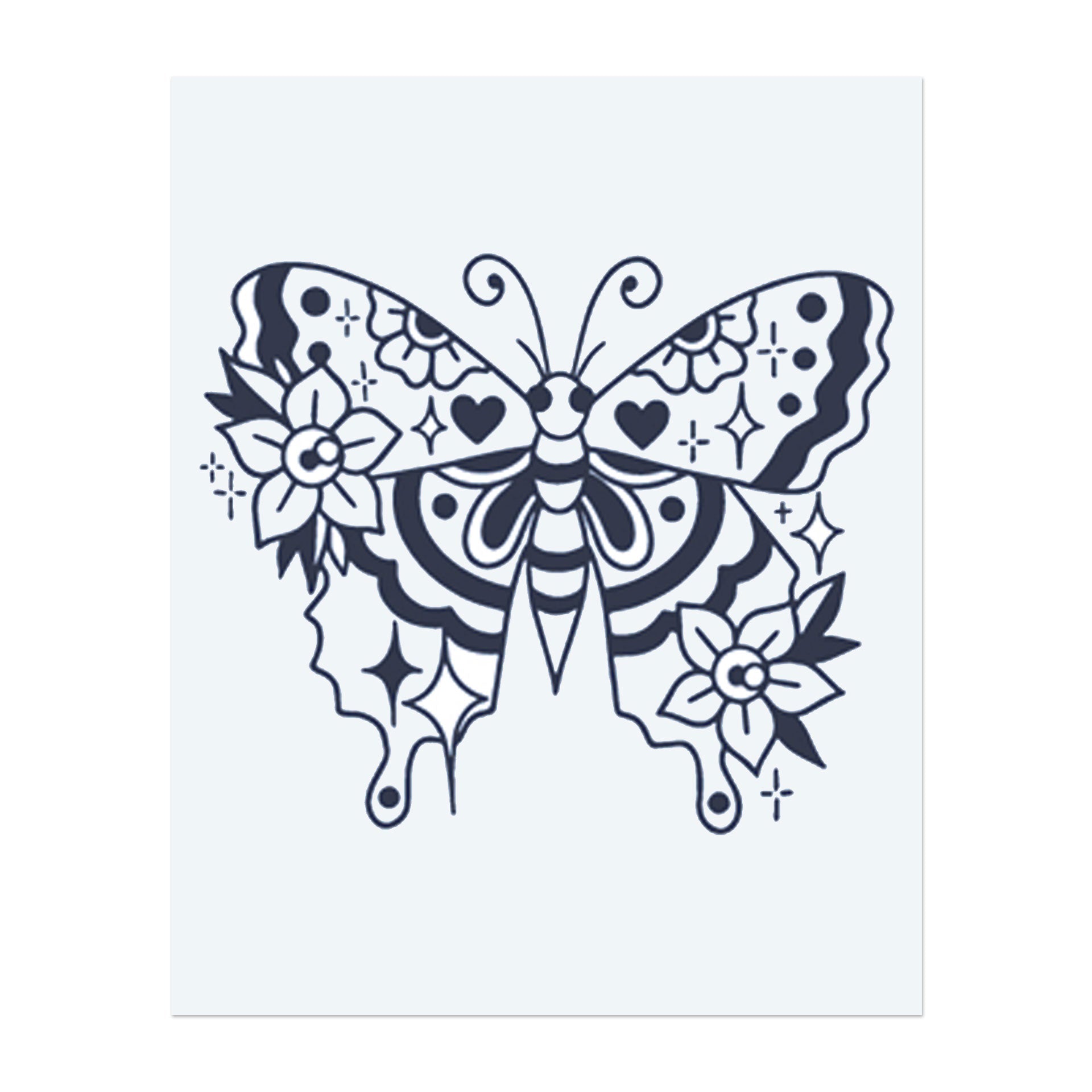 Ein zarter Schmetterling mit Herzmustern auf seinen Flügeln, umgeben von Blumen und funkelnden Details. Dieses Design symbolisiert Transformation, Schönheit und Liebe, indem es die Natur mit einem Gefühl von Magie und Staunen verbindet.