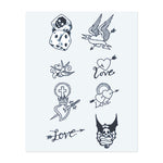Ein Bündel von Symbolen der Liebe und des Zufalls, wie Würfel, Vögel, Herzen, Schwerter und Totenschädel. Jedes Design ist mit einem Pfeil oder dem Wort "Love" verbunden und fängt das Wesen von Leidenschaft, Schicksal und Romantik ein. Perfekt für jemanden, der Liebe in all ihren Formen und den Nervenkitzel des Lebens' Unberechenbarkeit schätzt.