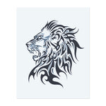 Ein mächtiger Löwenkopf mit fließender Mähne, umgeben von Tribal-Mustern. Der Löwe sieht furchterregend und stolz aus und symbolisiert Mut und Stärke. Das Tattoo hat einen kräftigen und dynamischen Stil und zeigt die Majestät des Königs des Dschungels.