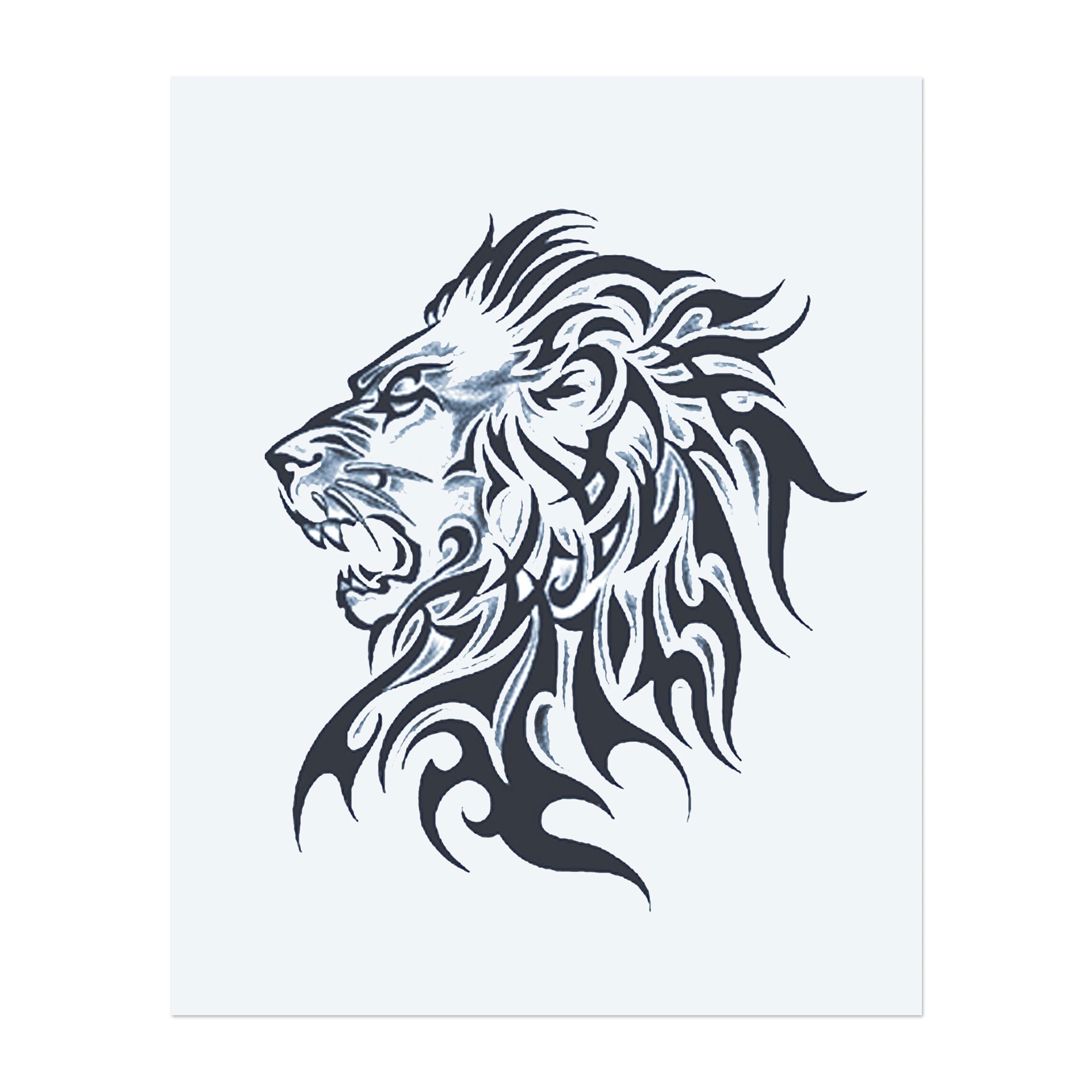 Ein mächtiger Löwenkopf mit fließender Mähne, umgeben von Tribal-Mustern. Der Löwe sieht furchterregend und stolz aus und symbolisiert Mut und Stärke. Das Tattoo hat einen kräftigen und dynamischen Stil und zeigt die Majestät des Königs des Dschungels.