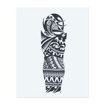 Dieses Sleeve zeigt kräftige Tribal-Muster, die sich um den Arm winden und Stärke, Schutz und kulturelles Erbe repräsentieren. Das Design kombiniert scharfe Linien und fließende Formen und verkörpert den Geist eines Kriegers.