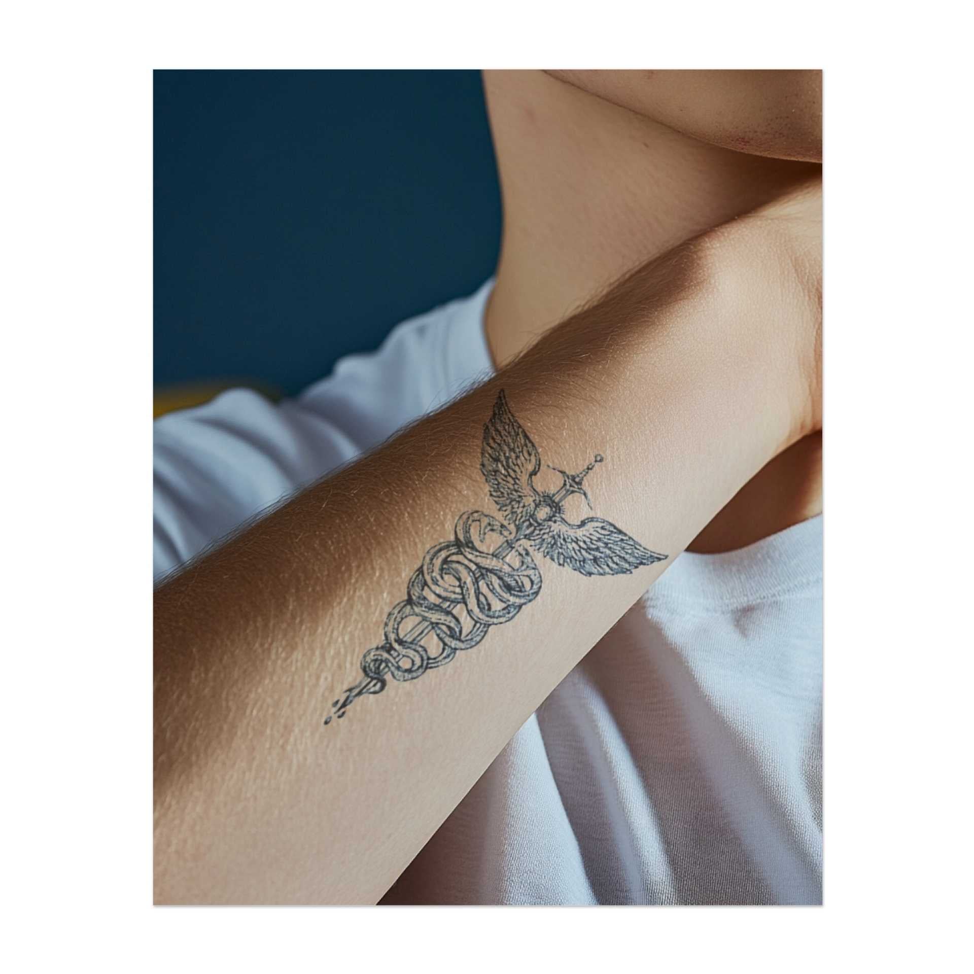 Ein Minimalistes Tattoo des Caduceus, mit einem geflügelten Stab und zwei Schlangen, die sich darum winden. Dieses Symbol steht für Heilung, Medizin und Balance und ist in klaren, detaillierten Linien gezeichnet.