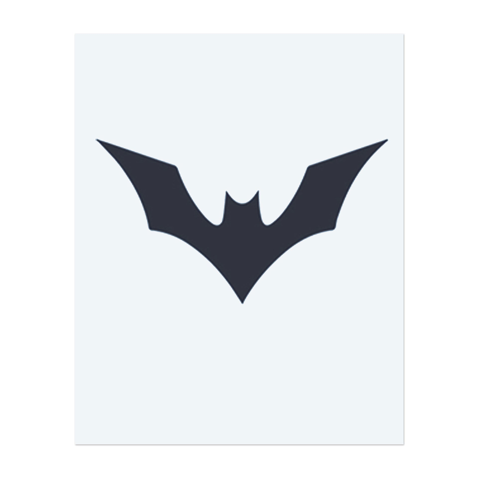 Eine einfache Fledermaus-Silhouette, kühn und scharf. Dieses Tattoo symbolisiert Geheimnis, Freiheit und nächtliche Energie, perfekt für diejenigen, die Stärke in der Dunkelheit finden.