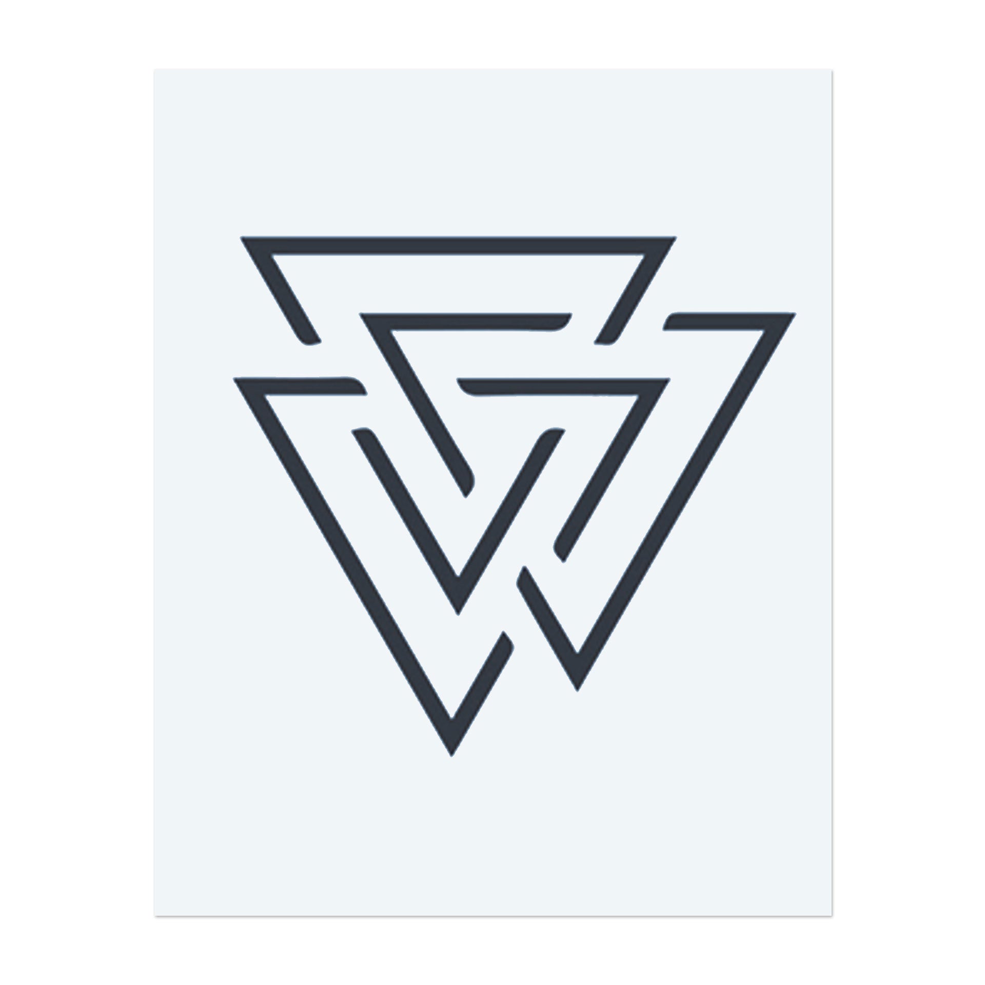 Ein scharfes, modernes geometrisches Design aus sich schneidenden Dreiecken. Dieses Tattoo symbolisiert Balance, Einheit und Transformation und ist perfekt für diejenigen, die Minimaliste, aber kraftvolle Designs lieben.