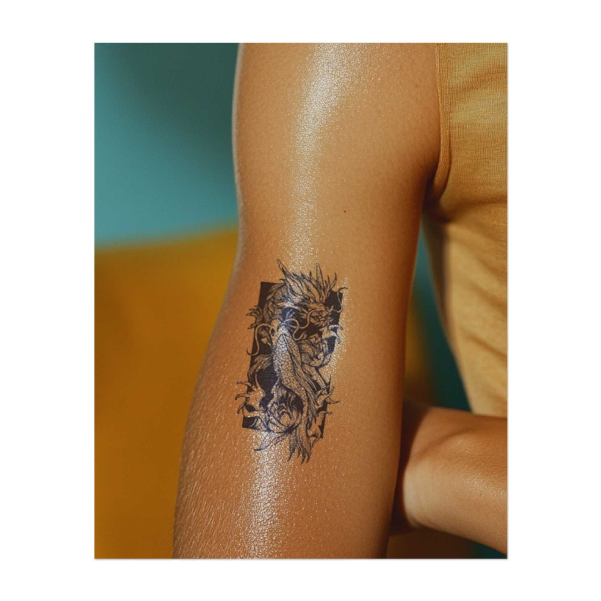 Ein Design mit einem Drachen und einem Koi-Fisch, umgeben von Lotusblumen. Detaillierte Linienarbeit. Eingeschlossen in einen rechteckigen Rahmen.